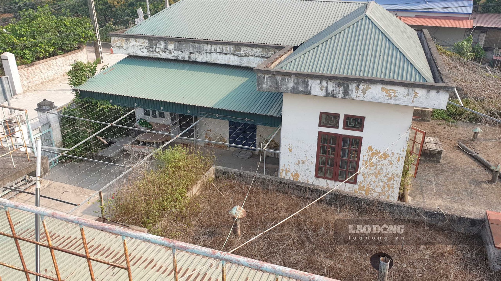 Nhà máy này đi vào hoạt động từ năm 2014, nhưng đã bỏ hoang cách đây 5 năm,  do UBND tỉnh Hưng Yên đã có văn bản về đảm bảo nguồn nước sạch, quy định các nhà máy nước sạch phải sử dụng nguồn nước mặt hoặc nước ngầm. Trong khi đó, nhà máy lấy nguồn từ nước nội đồng, không đảm bảo vệ sinh.