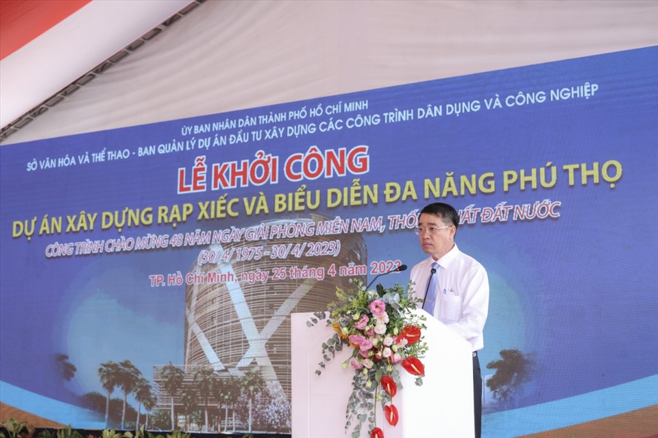 Phó Giám đốc Phụ trách Ban Quản lý dự án đầu tư xây dựng các công trình dân dụng và công nghiệp thành phố - ông Nguyễn Văn Trường báo cáo tại lễ khởi công. Ảnh: Thanh Vũ