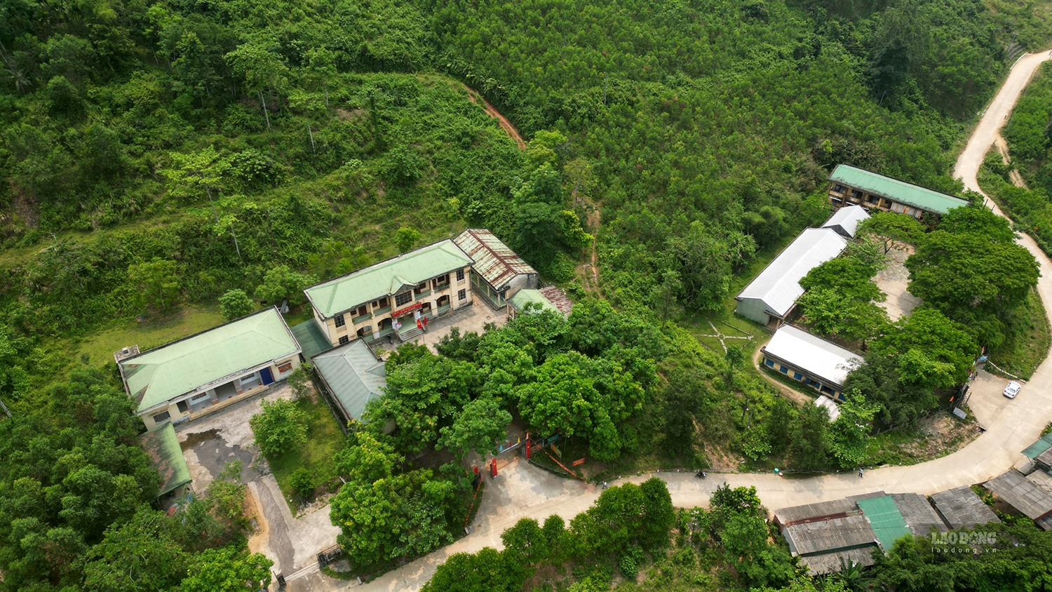 Trung tâm hành chính xã Ba Giang cũ nằm sát chân núi Voang Mo Ơn có nguy cơ sạt lở cao. Ảnh: Ngọc Viên