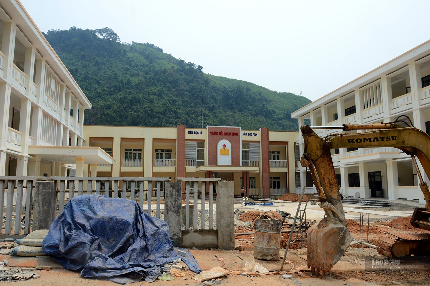 Trường học được đầu tư xây dựng ở Trung tâm hành chính mới vẫn còn rất ngổn ngang. Ảnh: Ngọc Viên