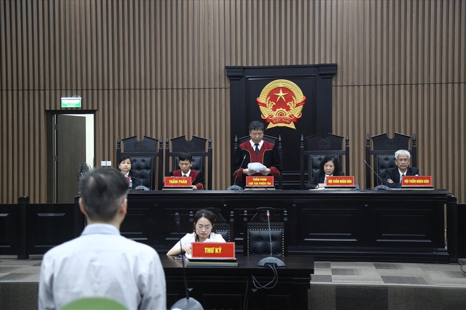 Chủ toạ công bố bản án lừa đảo chiếm đoạt tài sản đối với Phạm Thanh Hải. Ảnh: Việt Dũng