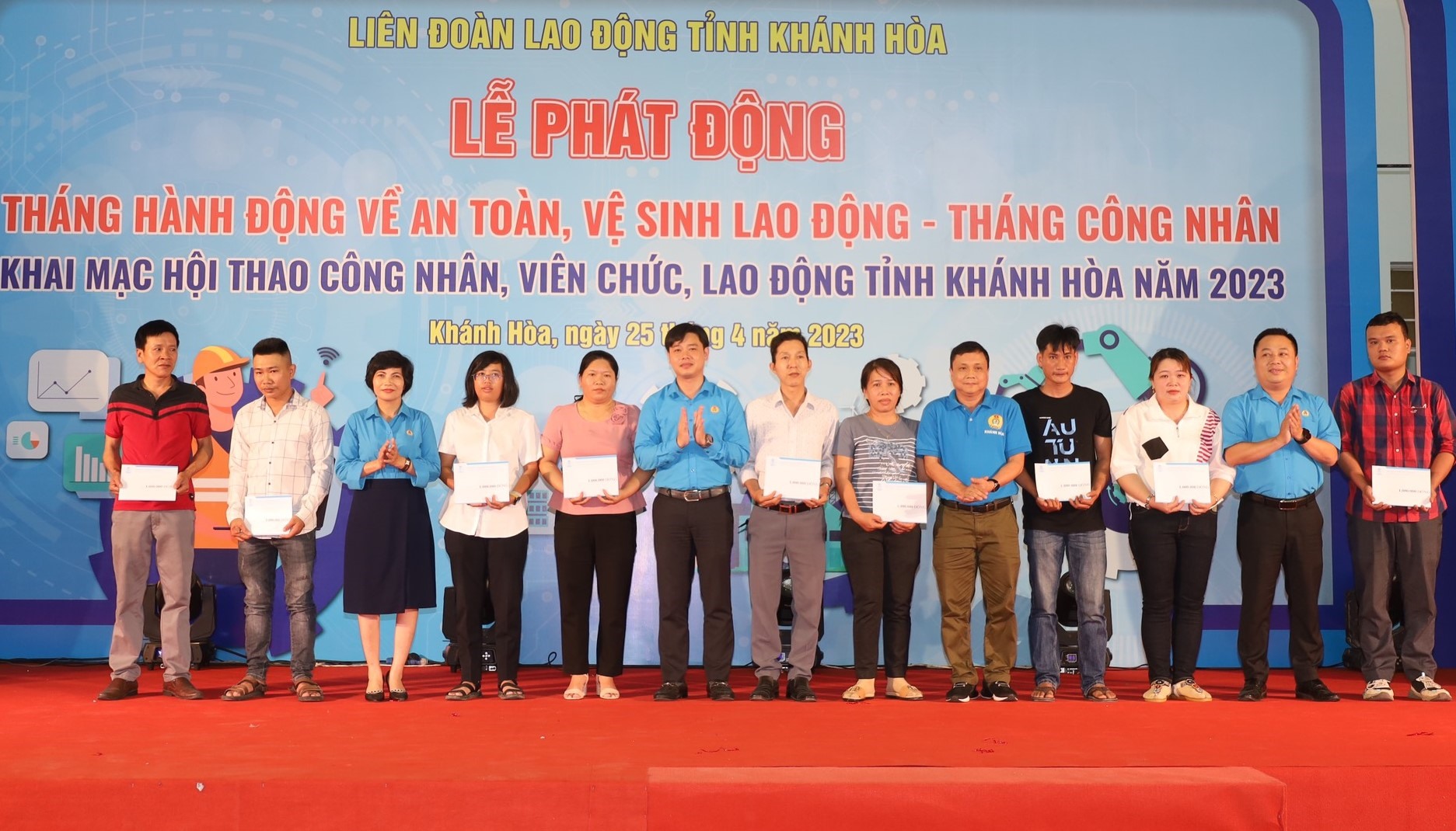 LĐLĐ Khánh Hòa hỗ trợ đoàn viên bị tai nạn lao động tại lễ phát động Tháng Công nhân 2023. Ảnh: Phương Linh