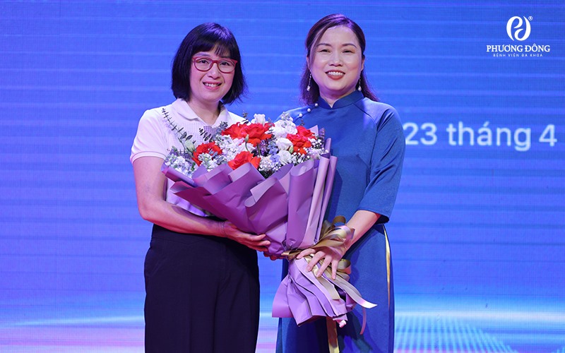 Bà Trần Thị Lý - Giám đốc điều hành tặng hoa TS.BS.Phan Thị Minh Ngọc. (Nguồn ảnh: BVĐK Phương Đông)