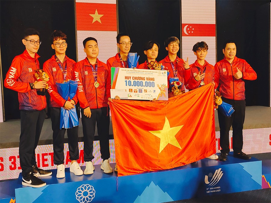 Huấn luyện viên Dương Vi Khoa (bìa phải) cùng đội tuyển Esports Việt Nam tại SEA Games 31. Ảnh: