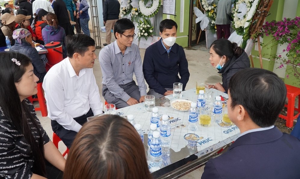 Lãnh đạo ngành giáo dục Nghệ An thăm hỏi, chia buồn cùng gia đình học sinh tử vong do tai nạn đuối nước. Ảnh: Hải Đăng