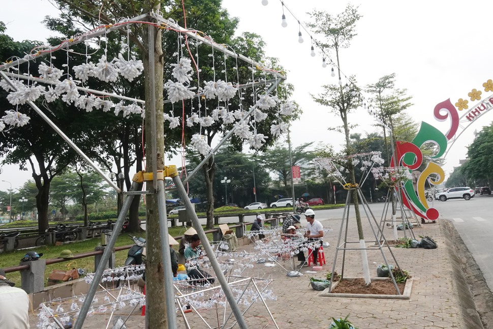 Đèn nháy được trang trí khá dày để tô điểm cho tuyến đường này thêm lung linh vào bàn đêm. Ảnh: Trần Tuấn.