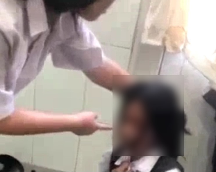 Nữ sinh lớp 8 bị làm nhục, đánh đập. Ảnh cắt từ video.