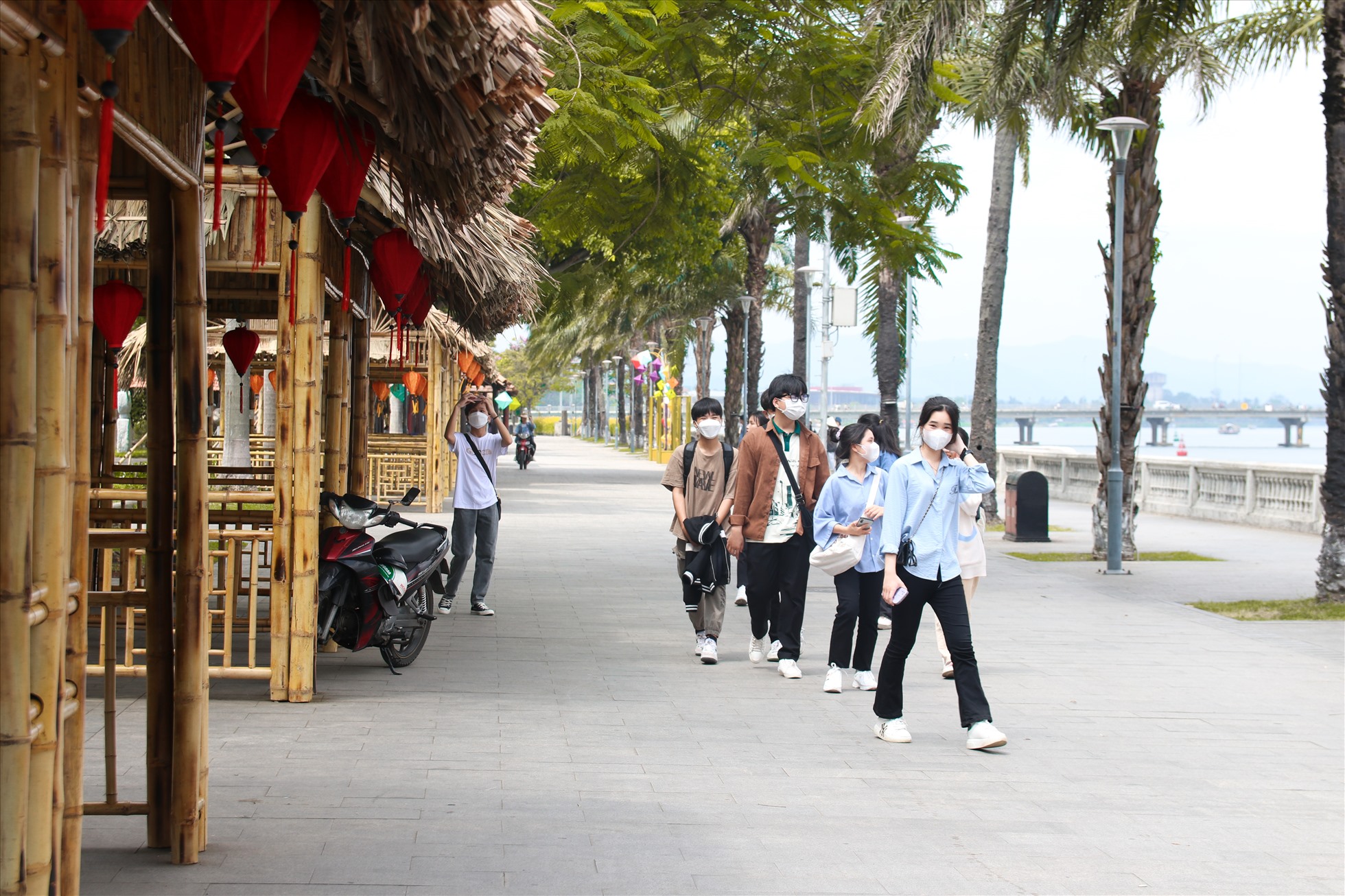 Các bạn trẻ cũng đến check-in rất đông.