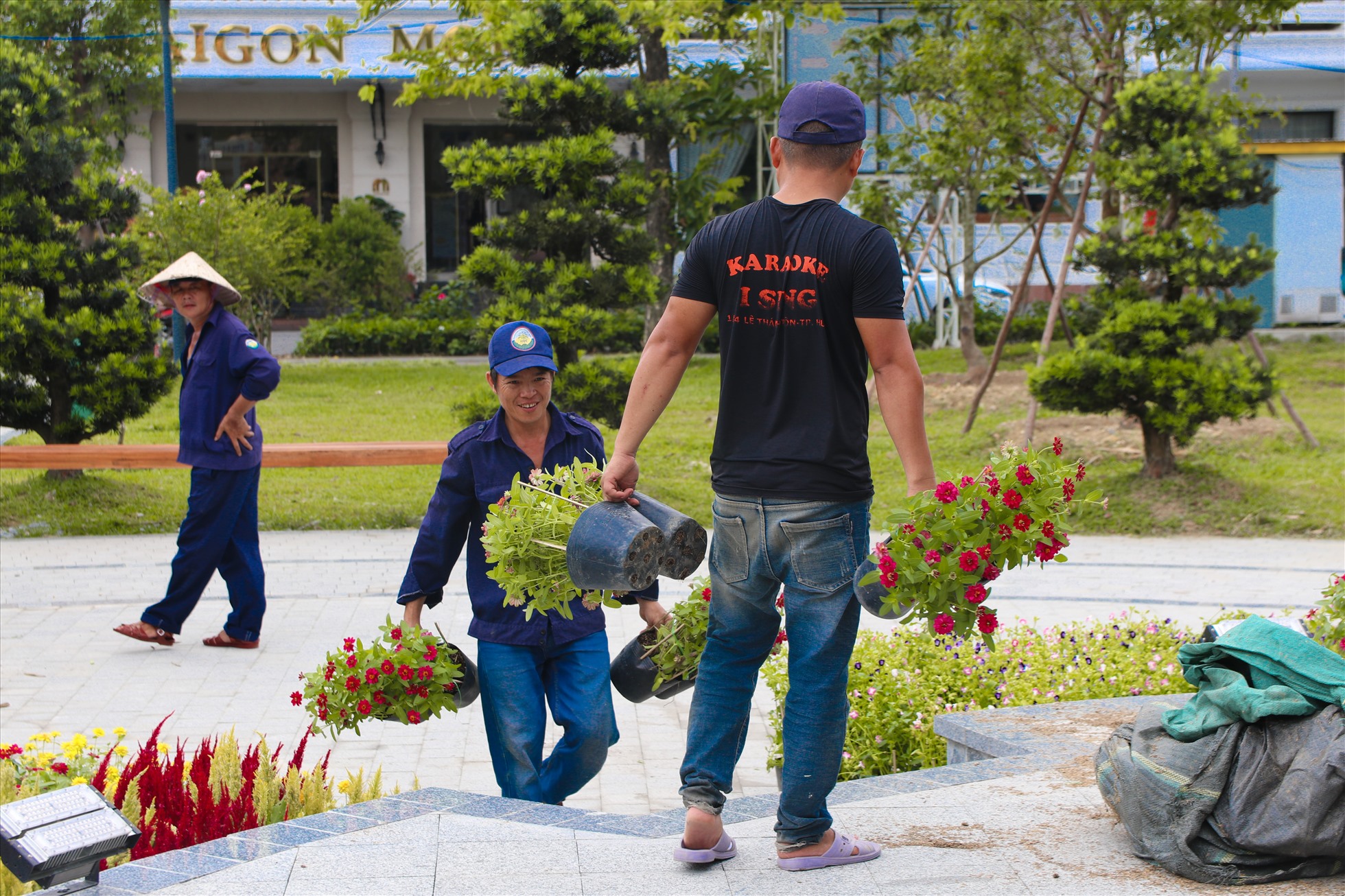 Sau khi lãnh đạo tỉnh Thừa Thiên Huế trực tiếp kiểm tra, đôn đốc đẩy nhanh tiến trình thi công các hạng mục phục vụ cho Festival NTT, hiện hàng chục công nhân đang gấp rút những công đoạn cuối cùng để kịp tiến độ cho tuần lễ lớn, dưới cái nắng oi ả của Huế.