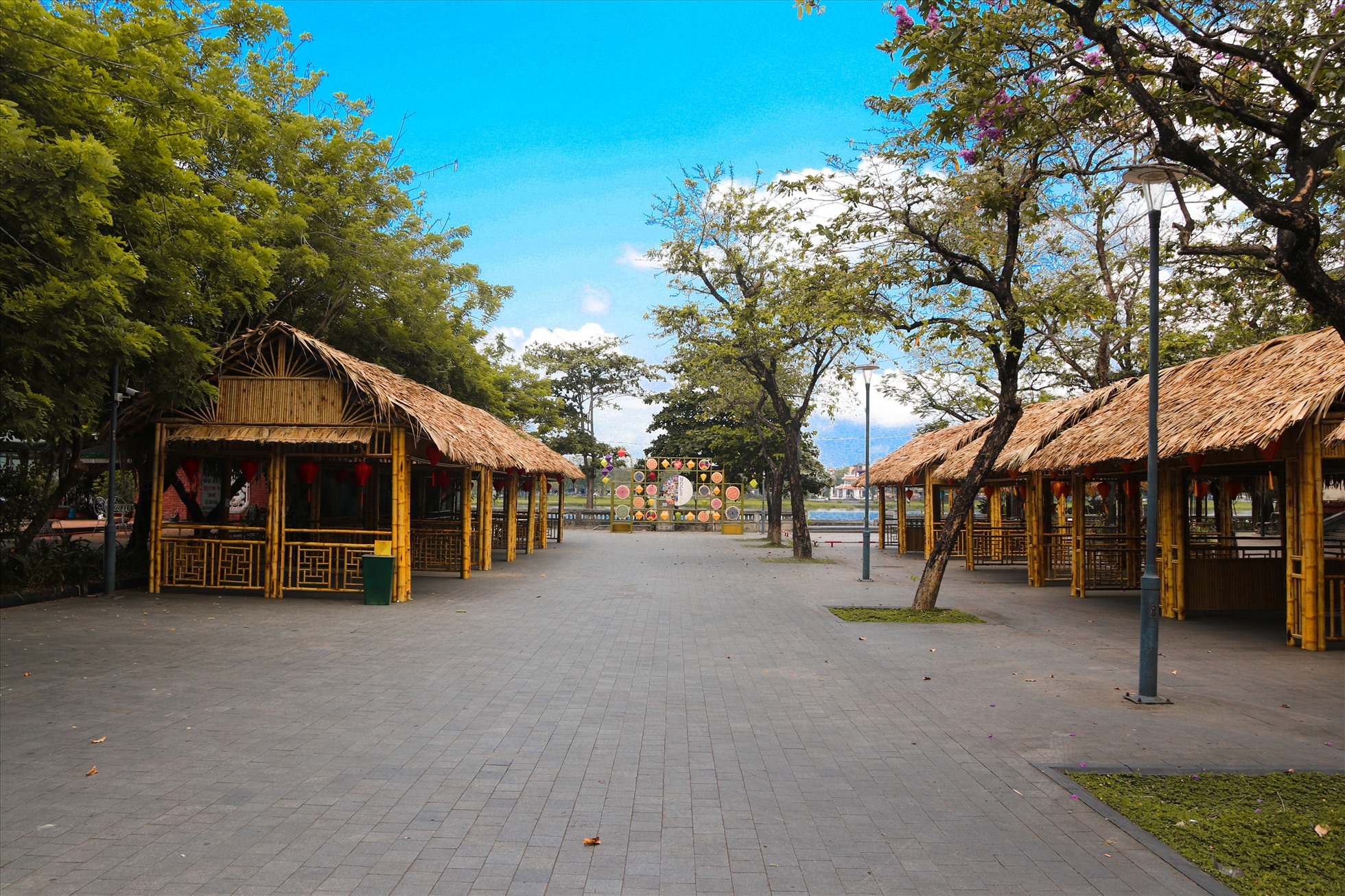 Ba địa điểm sẽ diễn ra nhiều chương trình, hoạt động của tuần lễ Festival NTT gồm đường đi bộ Nguyễn Đình Chiểu và các không gian xung quanh; Sân bia Quốc học (nơi diễn ra Lễ khai mạc) và Công viên Thương Bạc cùng một số địa điểm nổi tiếng khác của Huế.