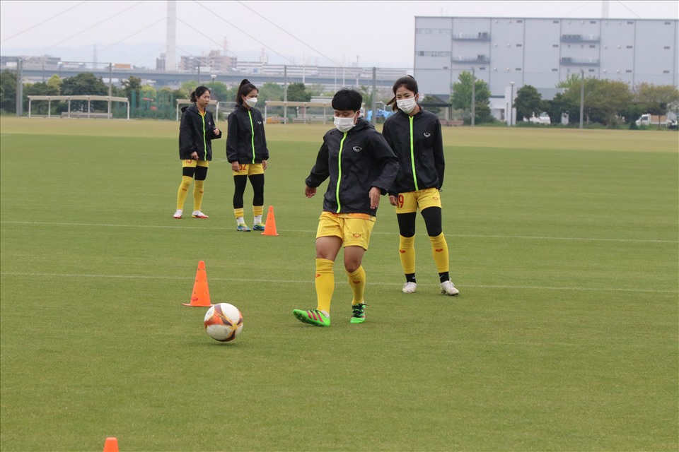 Đội tuyển nữ Việt Nam tập luyện dưới thời tiết mưa lạnh để chuẩn bị cho trận đấu giao hữu cuối cùng trong chuyến tập huấn tại Nhật Bản. Ảnh: VFF