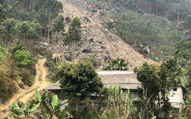Một nhà dân ở xã Bạch Hà, huyện Yên Bình nằm trong khu vực nguy hiểm dễ xảy ra đá lăn, lũ quét