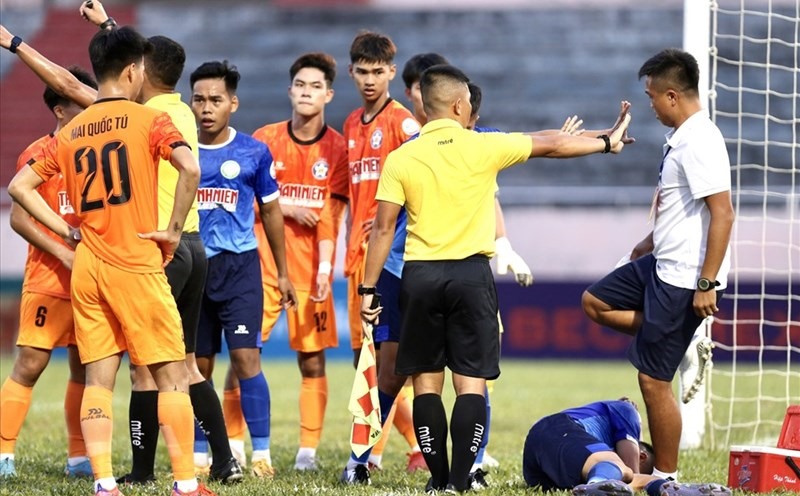 Cầu thủ U19 Tây Ninh nằm sân sau khi bị Mai Quốc Tú đạp vào đầu. Ảnh: Ban tổ chức