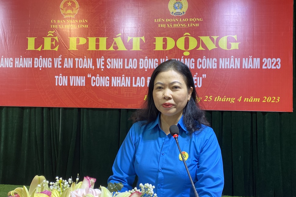Bà Võ Thị Kim Anh - Chủ tịch LĐLĐ thị xã Hồng Lĩnh khai mạc buổi lễ. Ảnh: Thu Hương.