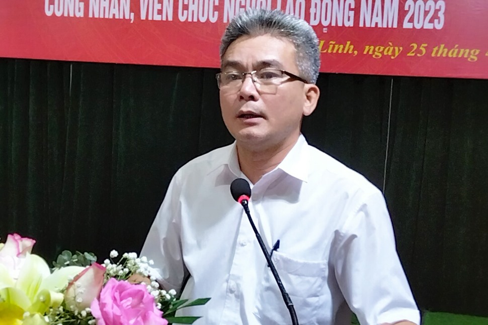 Ông Hồ Văn Phong - Giám đốc BHXH thị xã Hồng Lĩnh trả lời câu hỏi của người lao động tại cuộc đối thoại. Ảnh: Thu Hương.