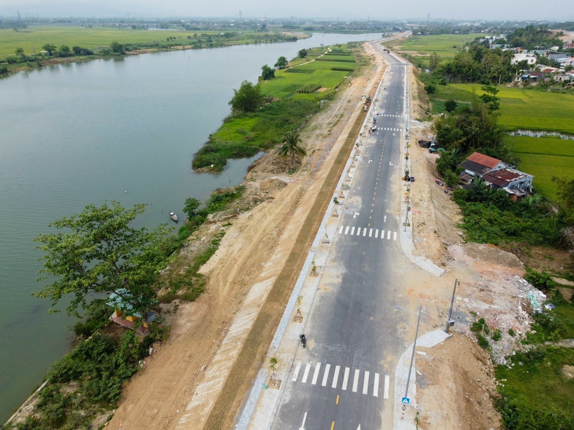 Dự án đường ven sông Tuyên Sơn - Túy Loan (đoạn Km 5+226-Km 10+501) có chiều dài 5.275m với điểm đầu tuyến đường gần Nhà máy nước Cầu Đỏ (quận Cẩm Lệ) và điểm cuối giao với Quốc lộ 14B (huyện Hòa Vang).