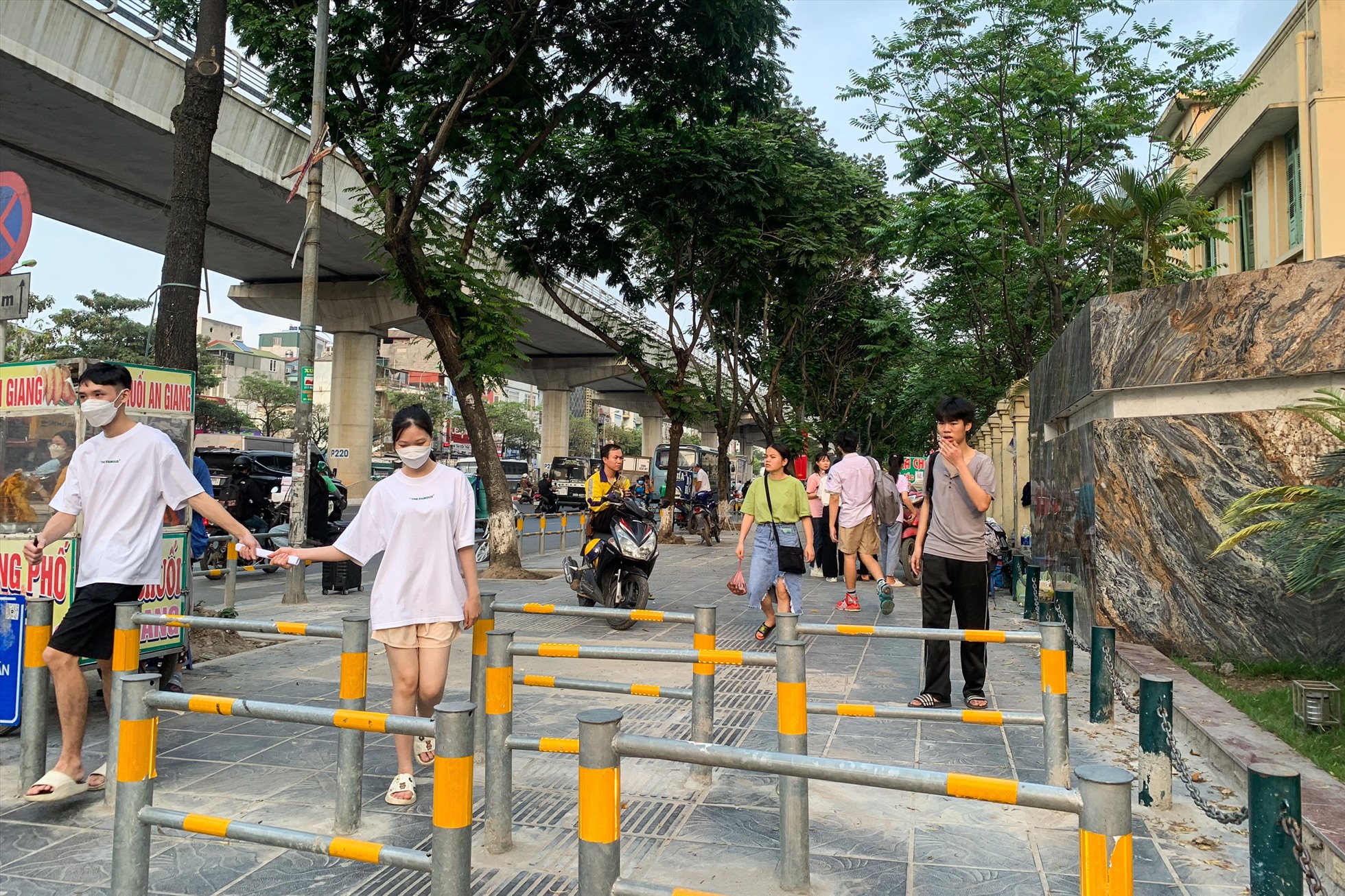 Rào chắn xe máy được dựng lên tại vỉa hè đường Hồ Tùng Mậu, đoạn trước cổng Trường Đại học Thương mại. Ảnh: Thu Hiền