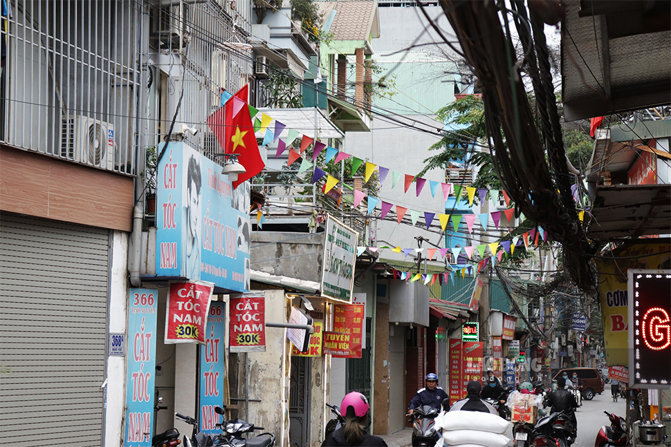 Tại phố Định Công (quận Hoàng Mai, Hà Nội) những bó dây điện, cáp viễn thông nặng trĩu, sà xuống chằng chịt cả một đoạn đường dài.