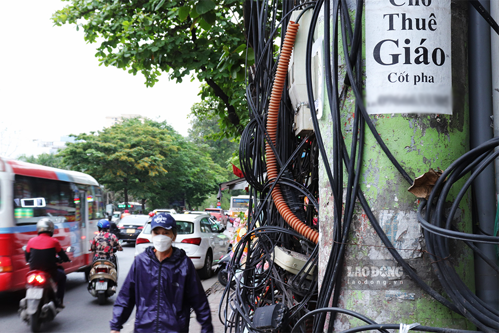 Không chỉ trên phố Định Công, tình trạng “mạng nhện” cáp điện, cáp viễn thông chằng chịt cũng xuất hiện trên tuyến đường láng, gây bất an cho người dân lưu thông trên đường.