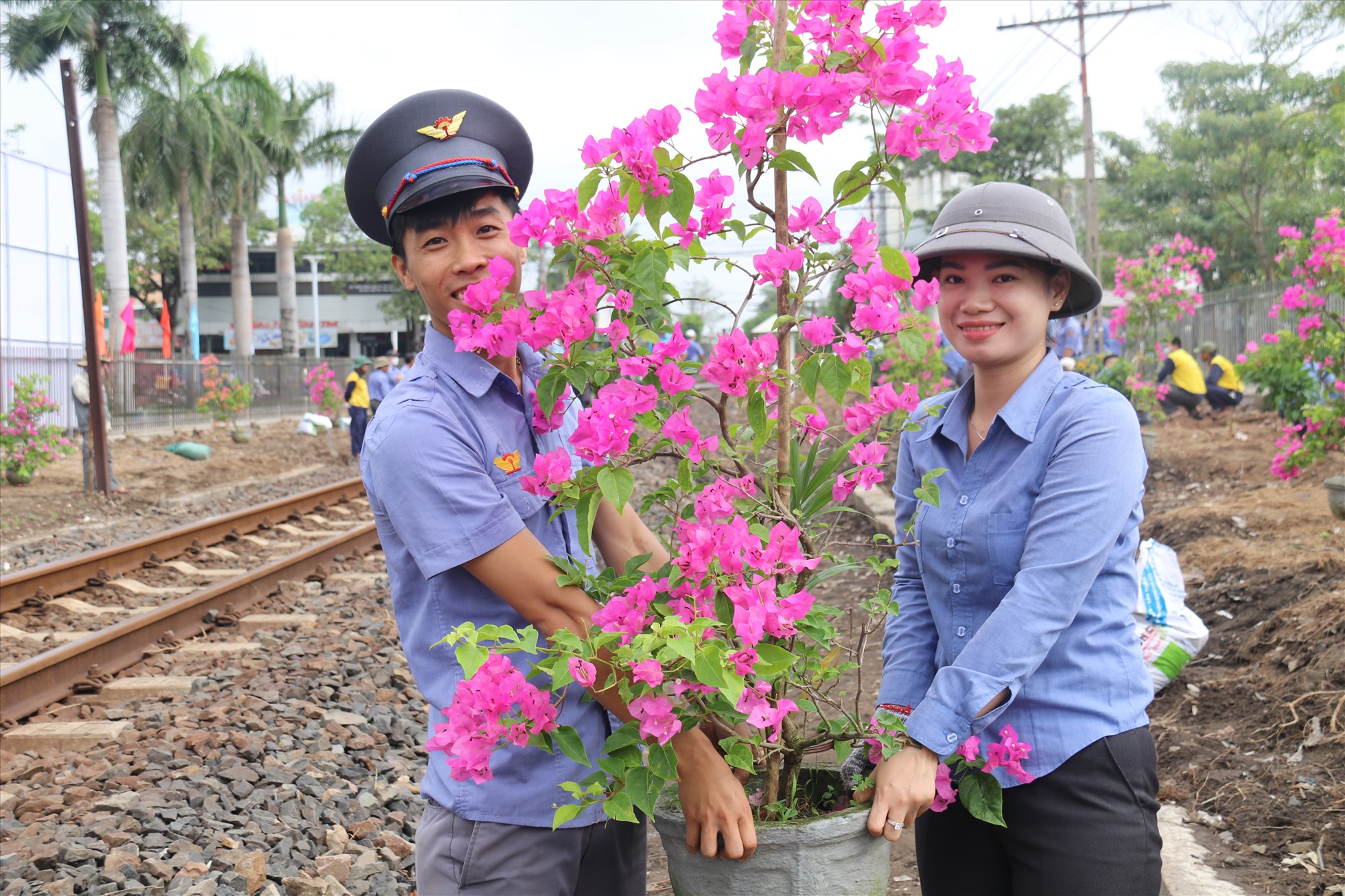 Mỗi cán bộ đoàn viên đường sắt Phú Khánh lan tỏa hành động trông hoa, làm đẹp môi trường xung quanh, tạo thêm sự thân thiện về hình ảnh của đường sắt và của địa phương trong con mắt khách du lịch trong nước và quốc tế. Ảnh: Phương Linh