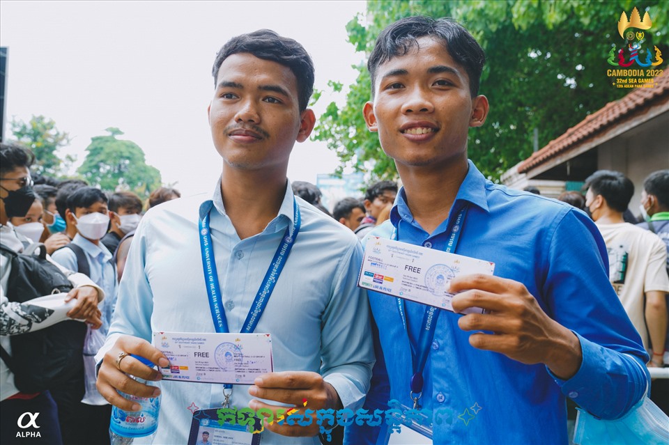 Niềm vui của các cổ động viên khi nhận được vé. Ảnh: Cambodia 2023
