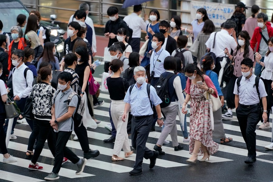 Người đi bộ trên đường phố Tokyo, Nhật Bản. Ảnh: Xinhua