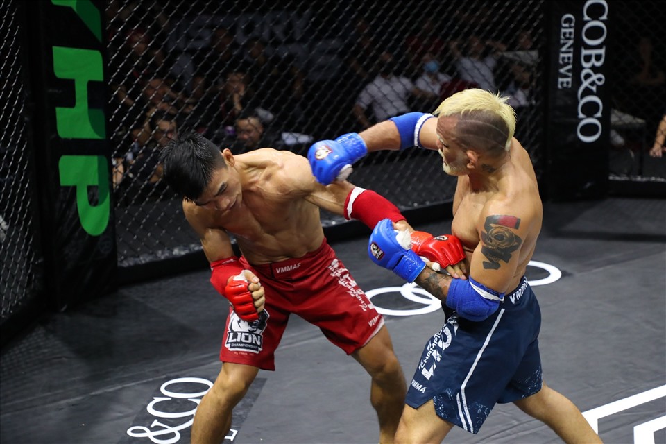 Võ sĩ người Brazil chủ động và hiệu quả hơn trong trận đấu với Trần Ngọc Lượng. Ảnh: MMA Việt Nam