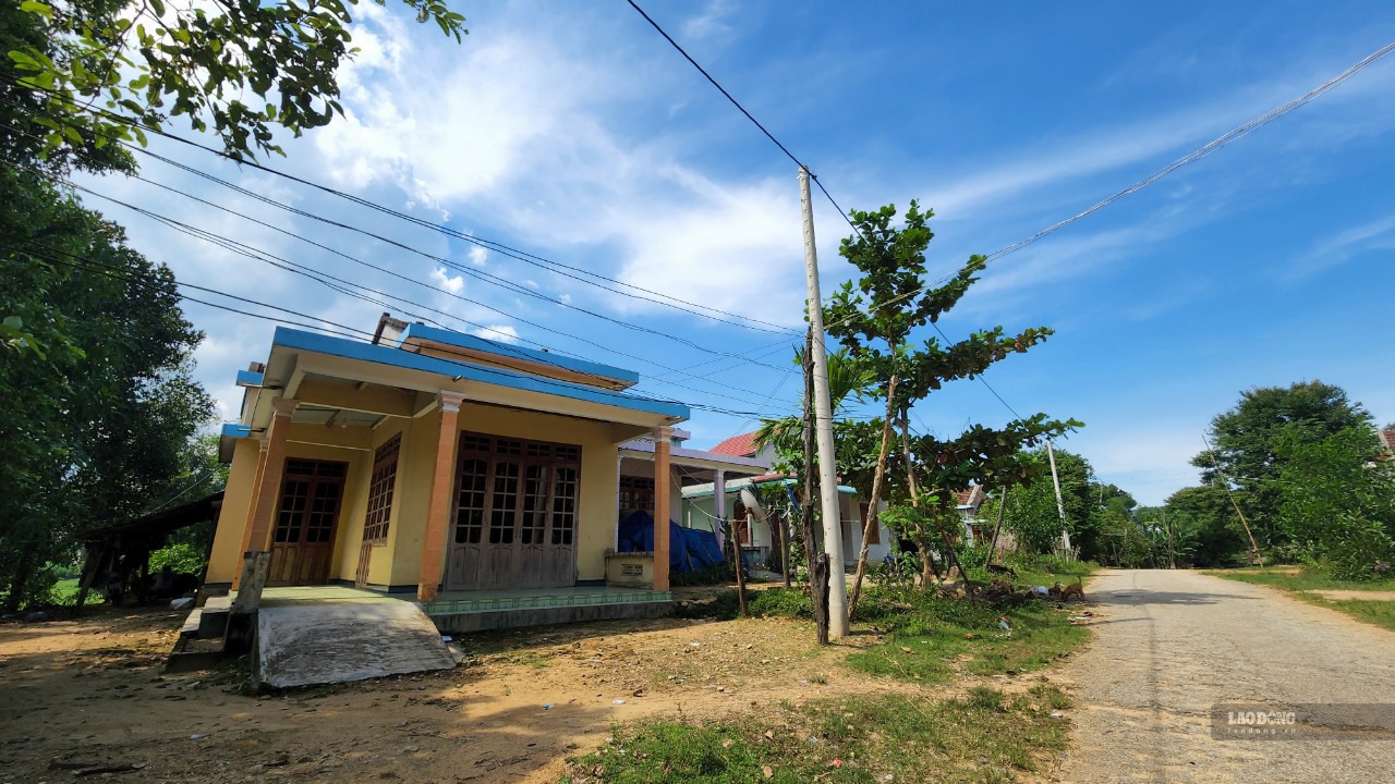 Sau hơn 3 năm chờ đời, công trình Nâng cấp hệ thống điện thôn Chàm Rao, xã Sơn Nham (Sơn Hà) đã được đóng điện, đưa vào sử dụng. Ảnh: Ngọc Viên