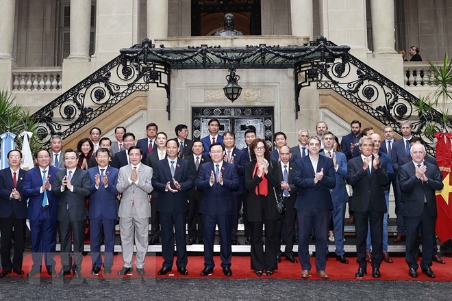 Chủ tịch Quốc hội Vương Đình Huệ chụp ảnh lưu niệm với các đại biểu tham dự Diễn đàn doanh nghiệp Việt Nam - Argentina. Ảnh: TTXVN