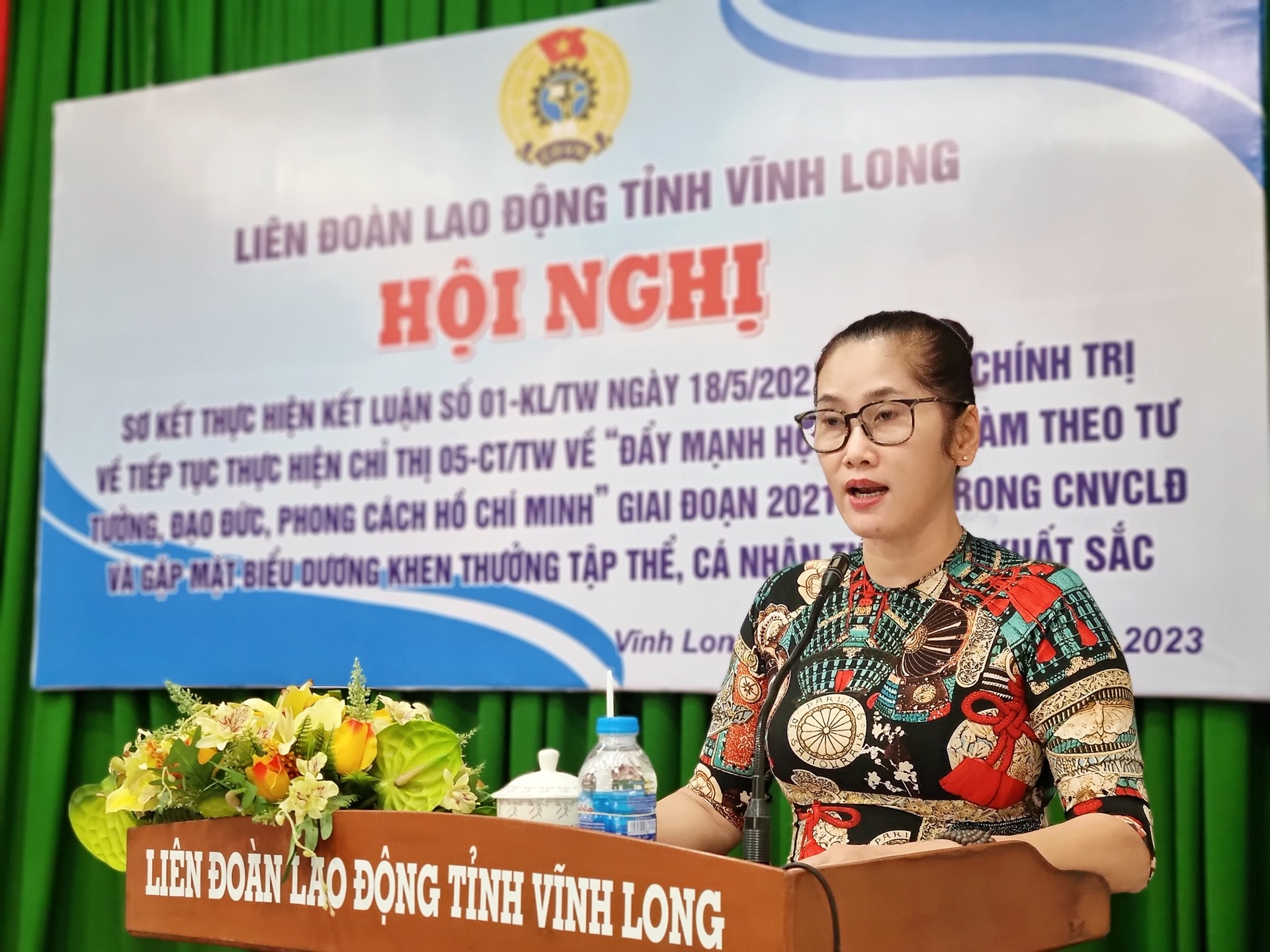 Bà Lâm Thị Ngọc Hà - CT CĐCS Công ty TNHH Tỷ Bách phát biểu tham luận tại Hội nghị. Ảnh: Hoàng Lộc