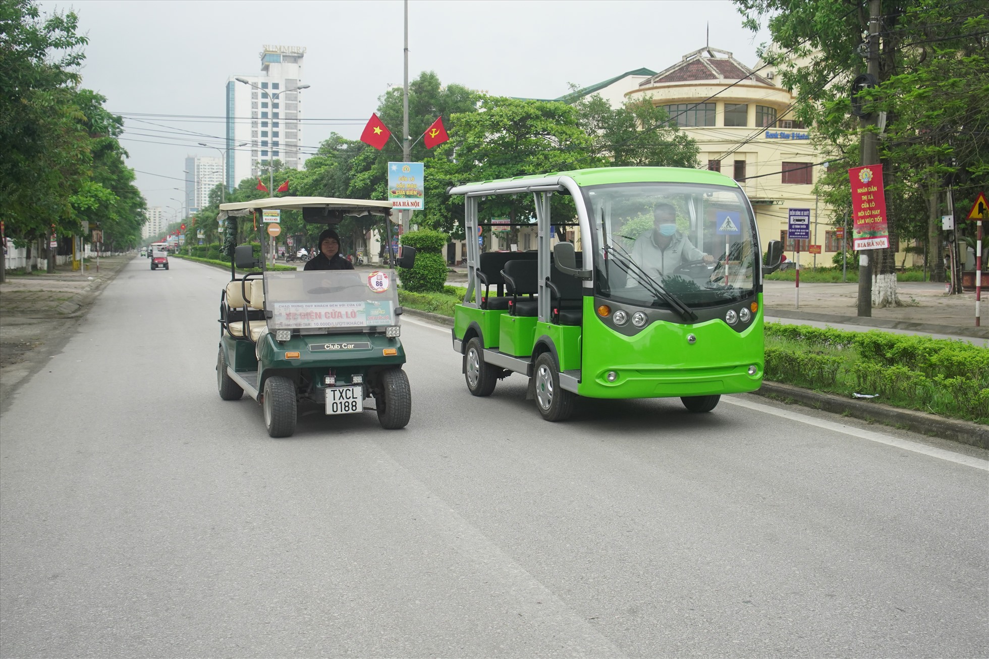 Ôtô điện mới đã xuất hiện trên đường phố Cửa Lò, một số xe cũ được phép hoạt động đến ngày 30.5. Ảnh: Quang Đại