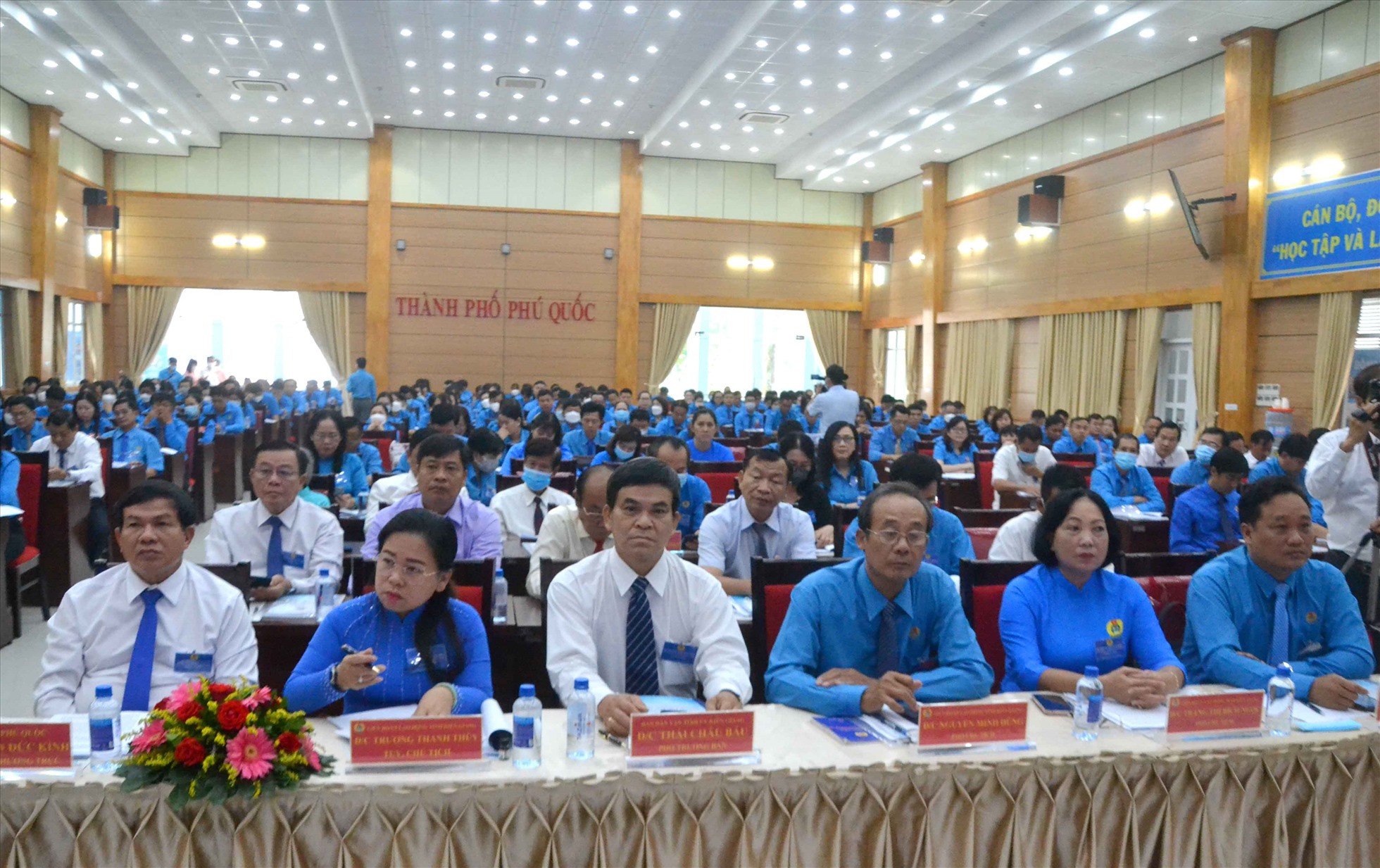 Ông Nguyễn Đức Kỉnh, Phó Bí thư Thường trực Thành uỷ Phú Quốc (bìa trái) cùng bà  Trương Thanh Thuý, Chủ tịch LĐLĐ tỉnh Kiên Giang tại Đại hội Công đoàn TP. Phú Quốc. Ảnh: Lục Tùng