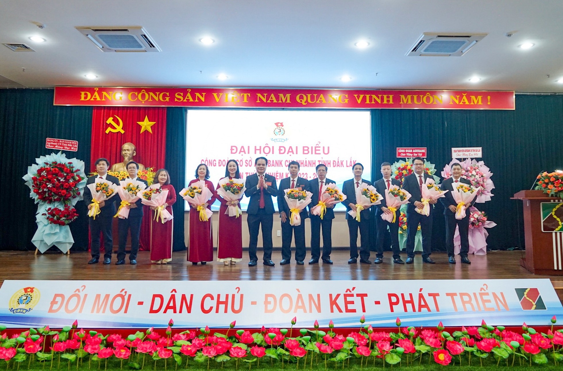 Bí thư Đảng ủy, Giám đốc Agribank Đắk Lắk Vương Hồng Lĩnh tặng hoa chúc mừng Ban Chấp hành nhiệm kỳ 202-2028. Ảnh: Quốc Lương