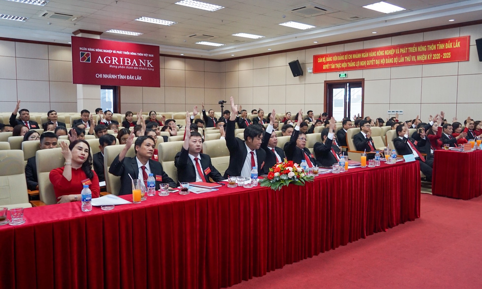 Đại hội biểu quyết thông qua Nghị quyết Đại hội CĐCS Agribank tỉnh Đắk Lắk lần thứ X, nhiệm kỳ 2023 - 2028. Ảnh: Quốc Lương