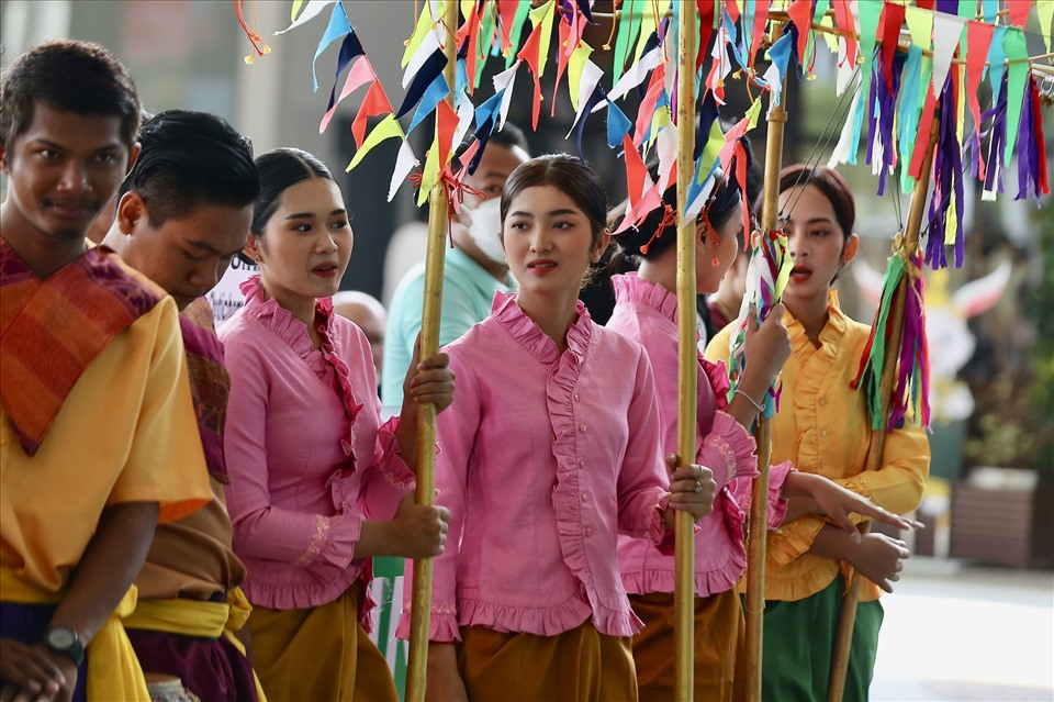 Từ trước lúc chuyến bay của U22 Việt Nam hạ cánh, nhiều thành viên của nước chủ nhà với trang phục truyền thống đã có mặt ở sân bay để chào đón thầy trò huấn luyện viên Troussier.