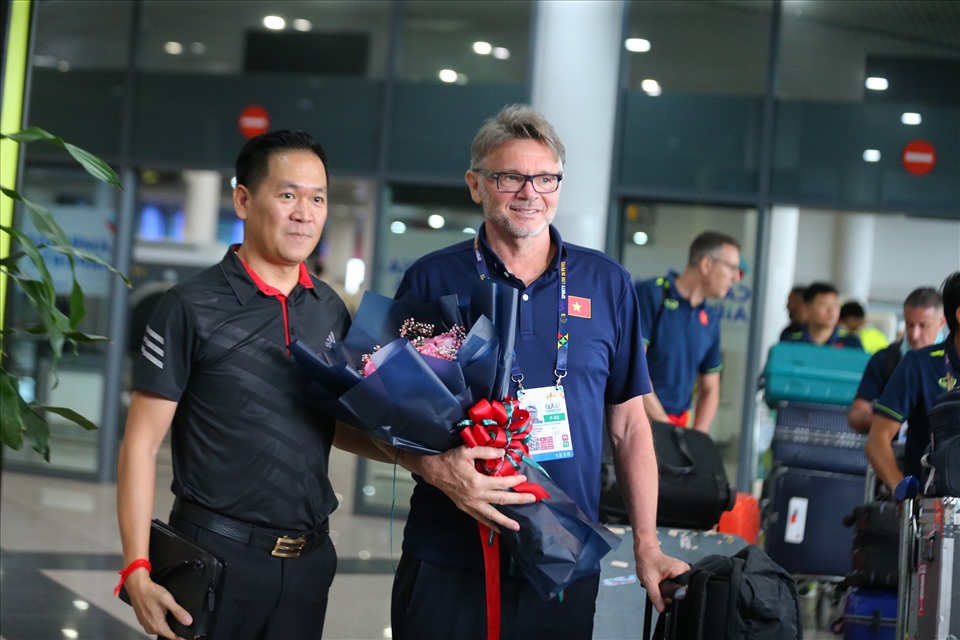 Huấn luyện viên Troussier nhận hoa chào mừng tại sân bay Phnom Penh.