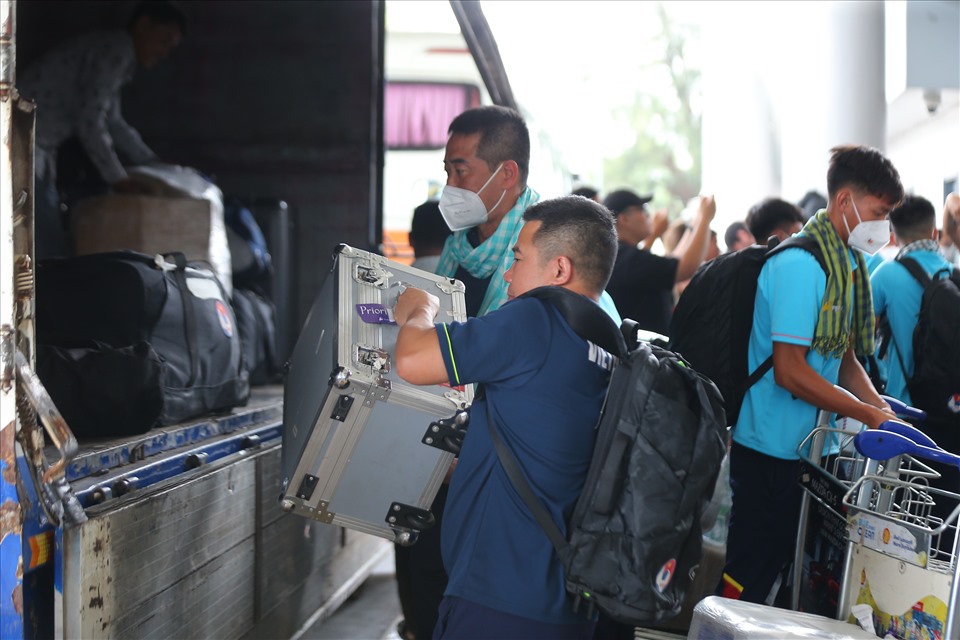 Các thành viên hậu cần khẩn trương sắp xếp hành lý để U22 Việt Nam di chuyển về nơi đóng quân.
