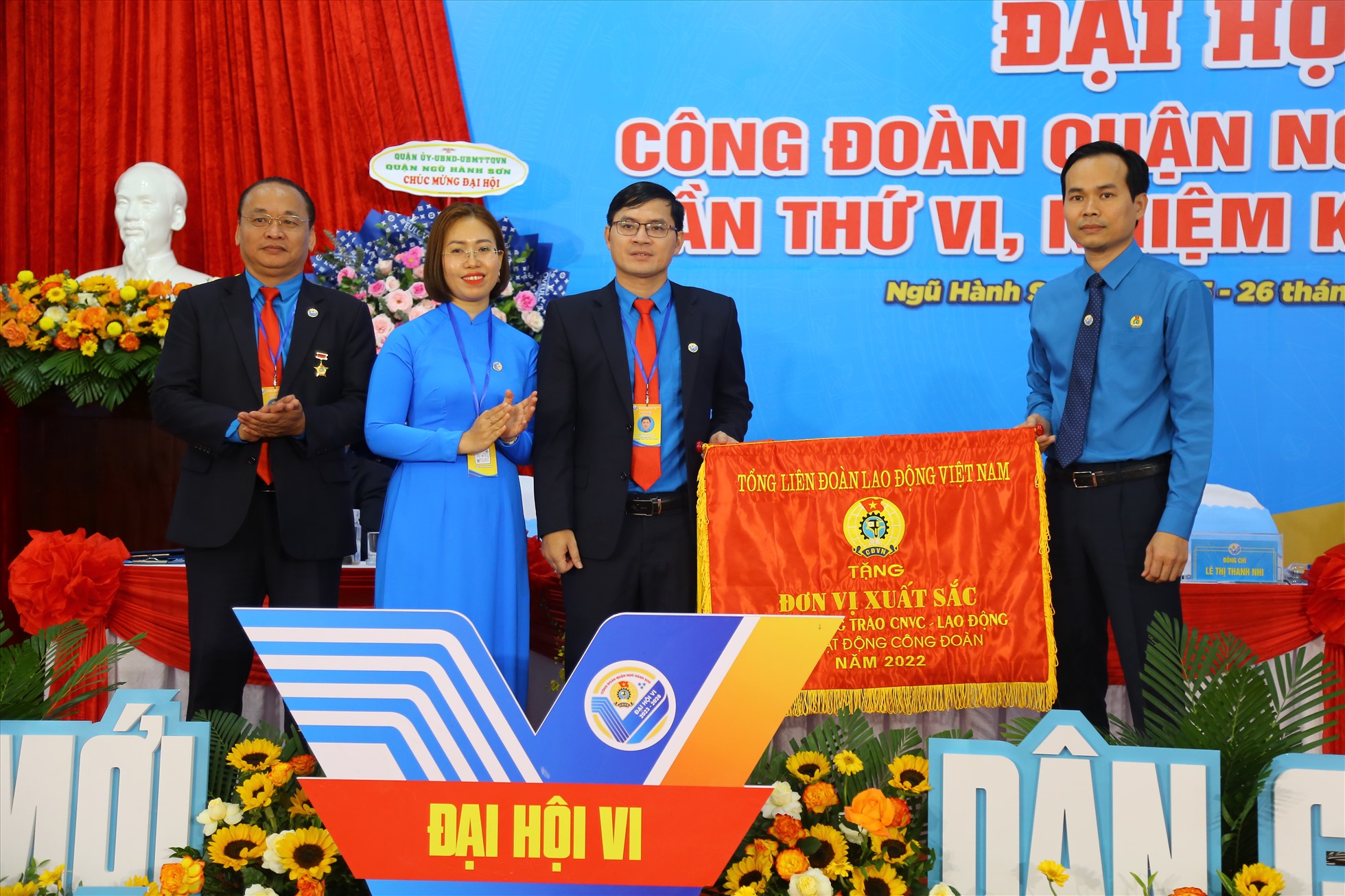 Ông Nguyễn Duy Minh, Chủ tịch Liên đoàn Lao động thành phố Đà Nẵng trao cờ thi đua cho Liên đoàn Lao động quận Ngũ Hành Sơn. Ảnh: Tường Minh