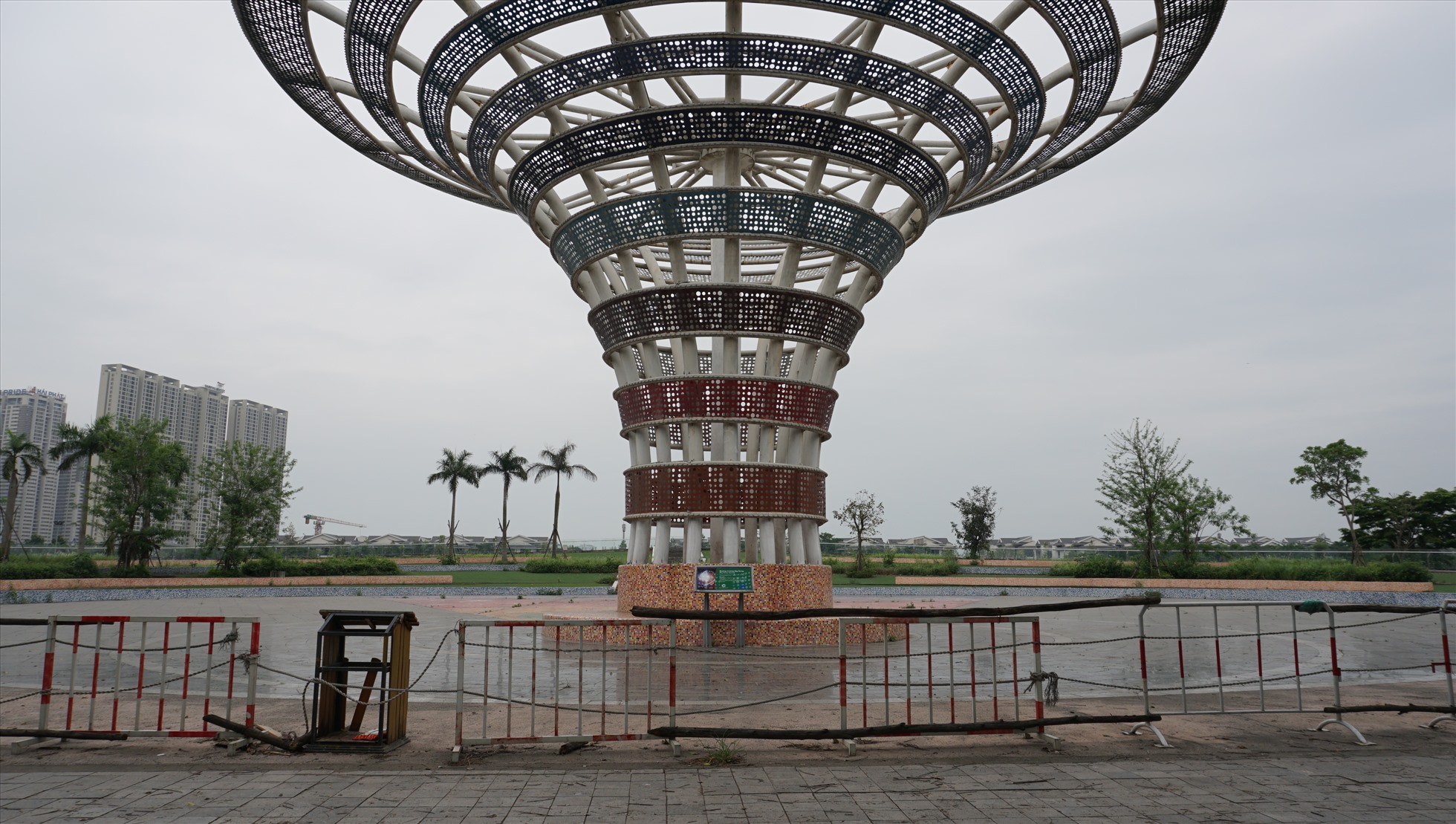 Theo ghi nhận, tại công viên Thiên Văn Học (quận Hà Đông),  mặc dù đã hoàn thành năm 2020 nhưng đến nay vẫn chưa một lần mở cửa, một số hạng mục của công trình cũng đang trong tình trạng xuống cấp.