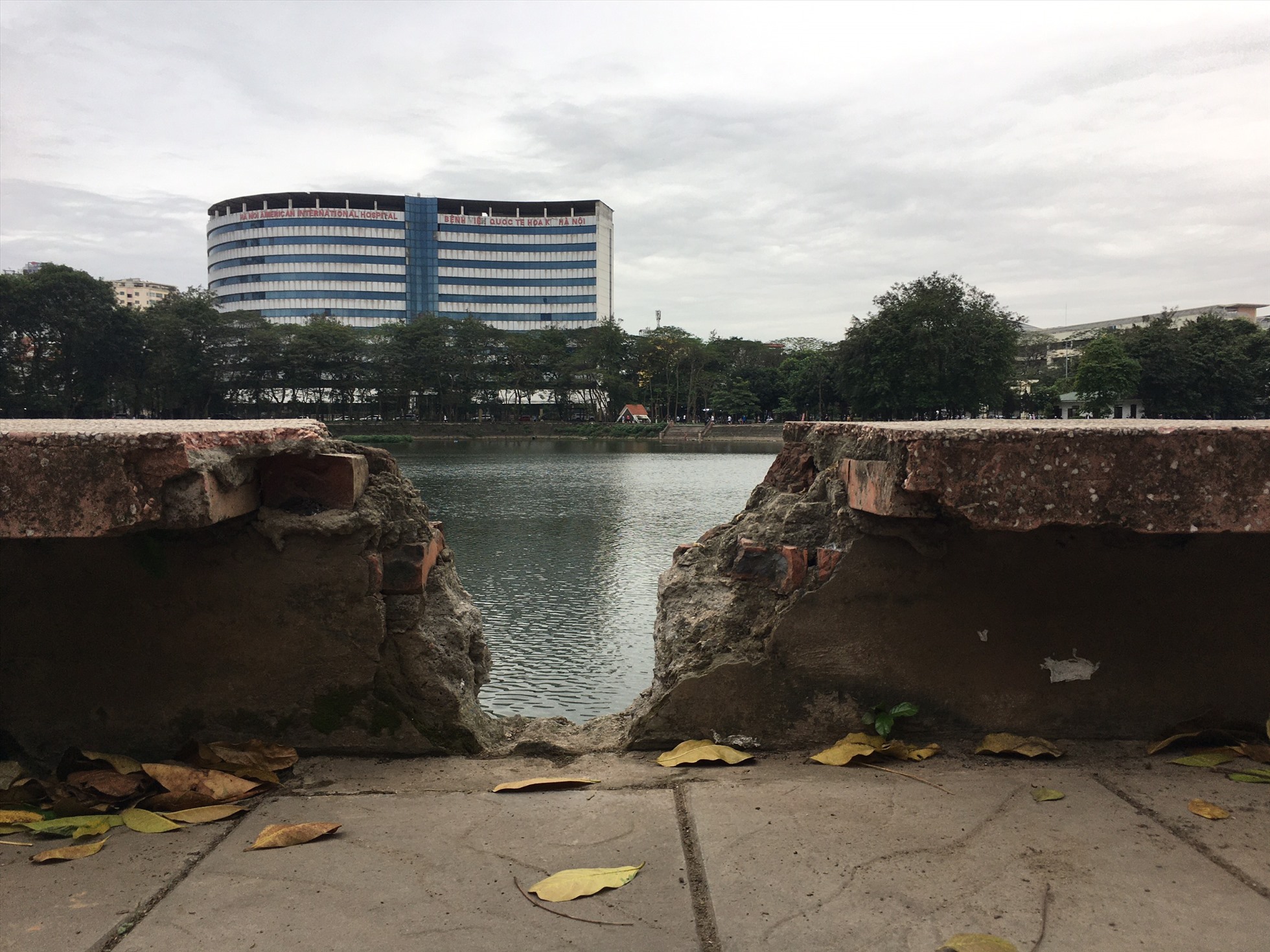 Nhiều vị trí mặt nền gạch của công viên Ngĩa Đô bị sụt lún , đá lát vỡ nứt hàng loạt, tường ven hồ cũng bị đục thủng.