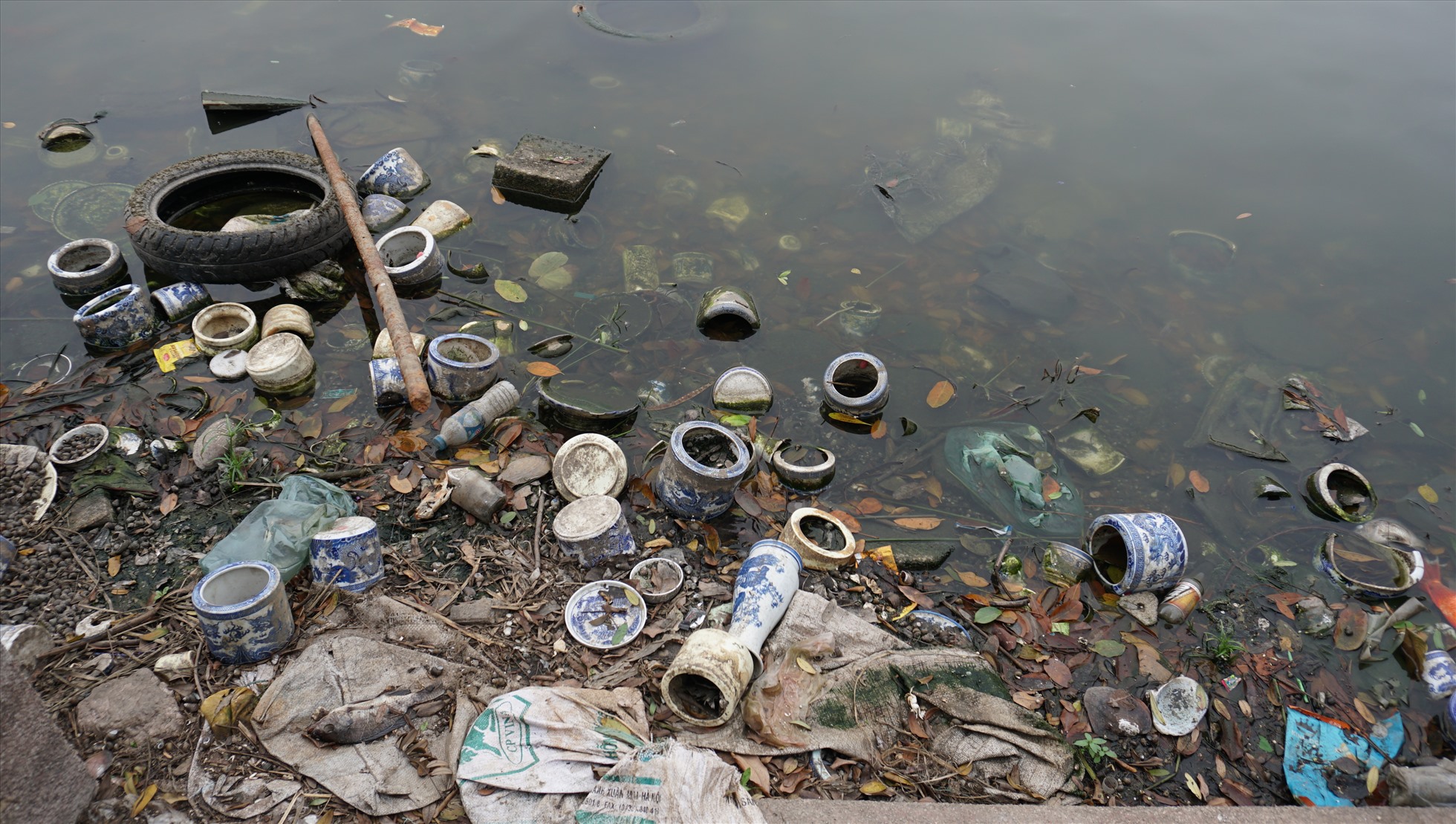 Dưới lòng hồ công viên cũng trở thành nơi vứt rác của người dân.