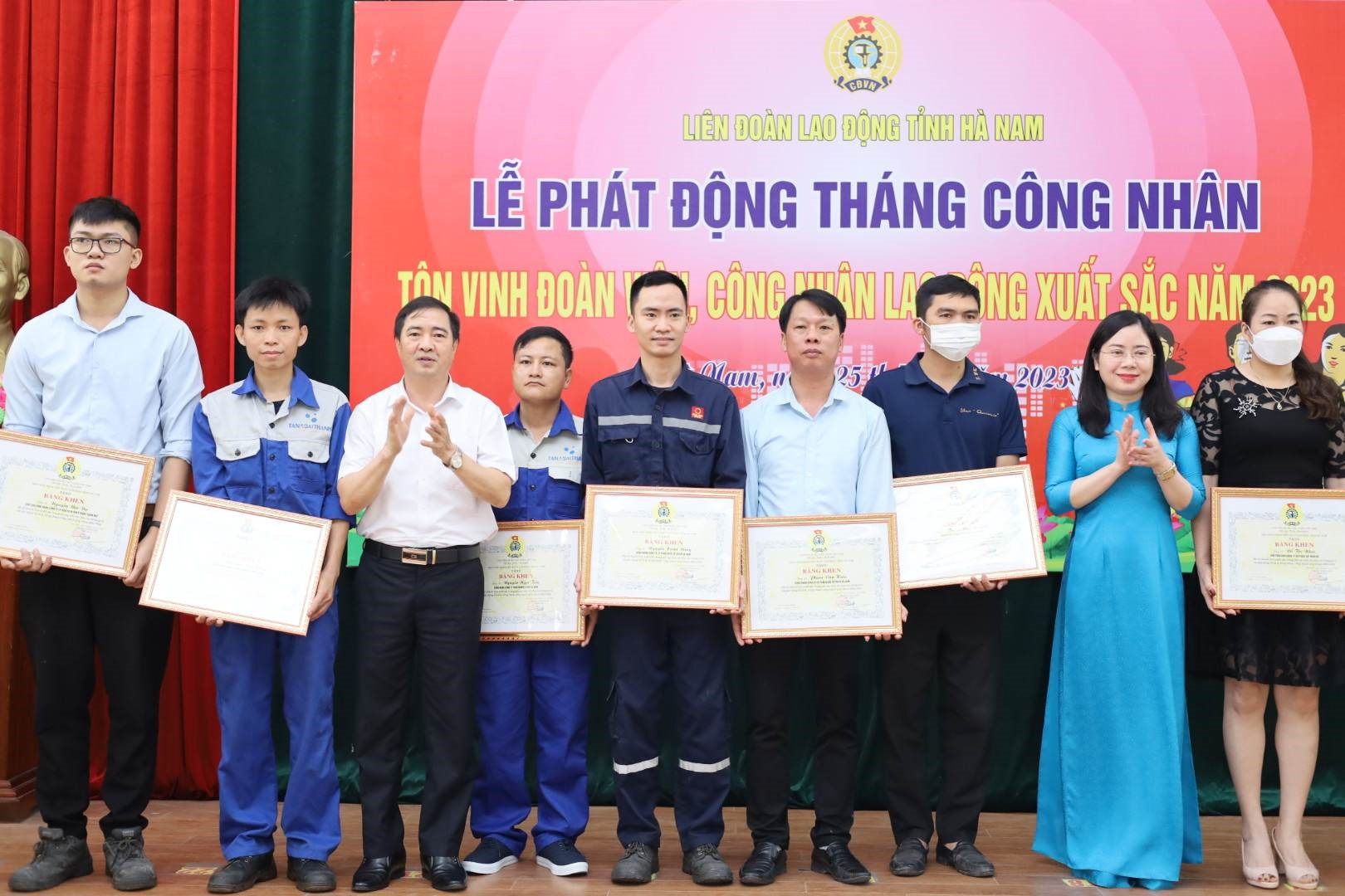 Chủ tịch LĐLĐ tỉnh Hà Nam - Trịnh Văn Bừng trao quà cho công nhân lao động. Ảnh: Minh Hạnh