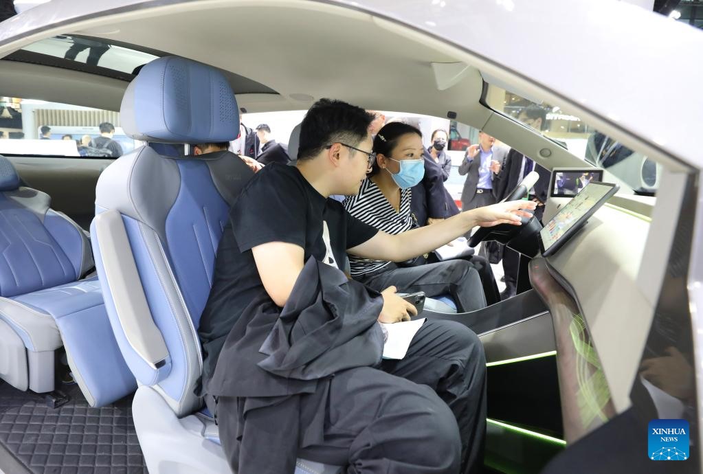 Công nghệ hỗ trợ lái trên xe điện được giới thiệu tại Triển lãm xe Thượng Hải 2023. Ảnh: Xinhua