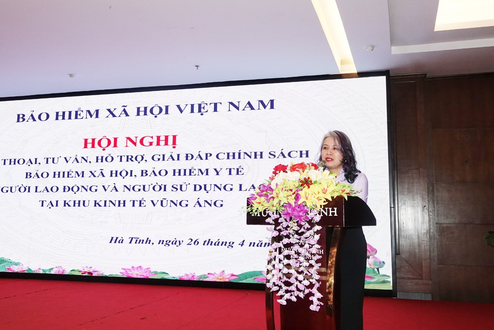 Bà Dương Ngọc Ánh - Phó Giám đốc Trung tâm Dịch vụ hỗ trợ, chăm sóc khách hàng BHXH Việt Nam phát biểu tại buổi lễ. Ảnh: Trần Tuấn.