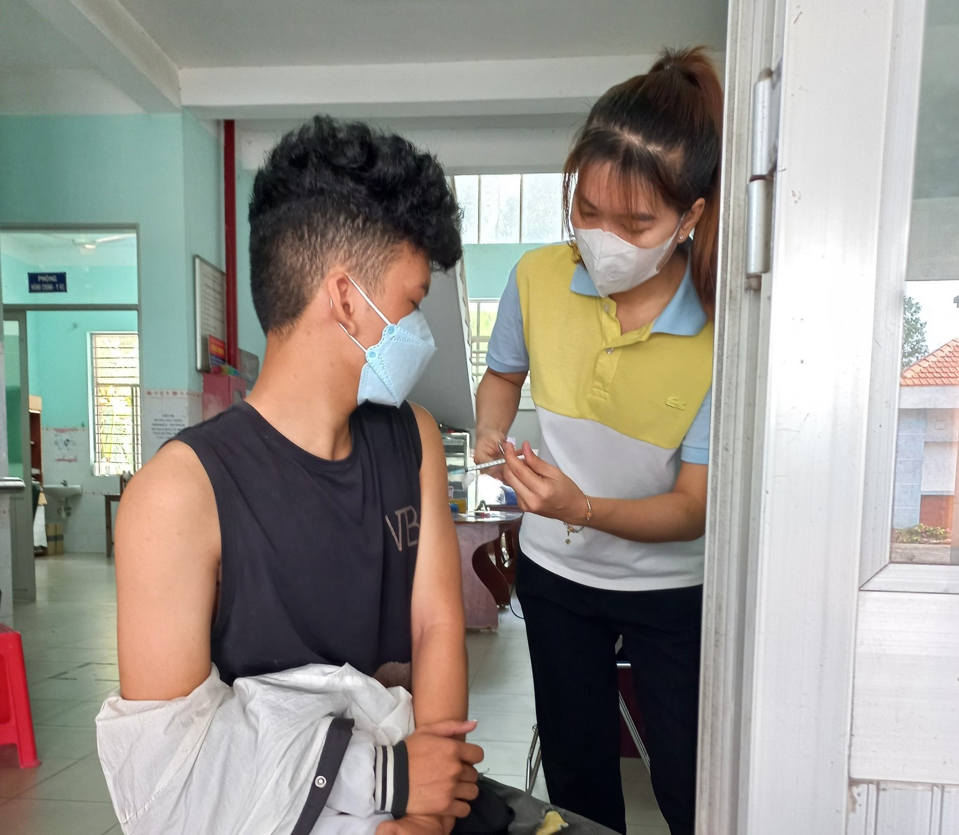 Tiêm vacine ngừa COVID-19 tại Trạm y tế phường Thới Hòa, thị xã Bến Cát.Ảnh: Đình Trọng