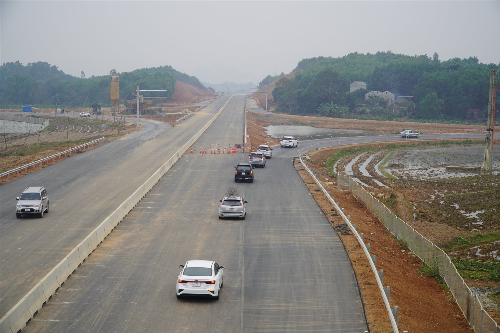 Còn xe khách trên 16 chỗ được phân luồng xuống nút giao Gia Miêu (giao với Quốc lộ 217B, ở xã Hà Long, huyện Hà Trung, Thanh Hóa). Ảnh: Quách Du