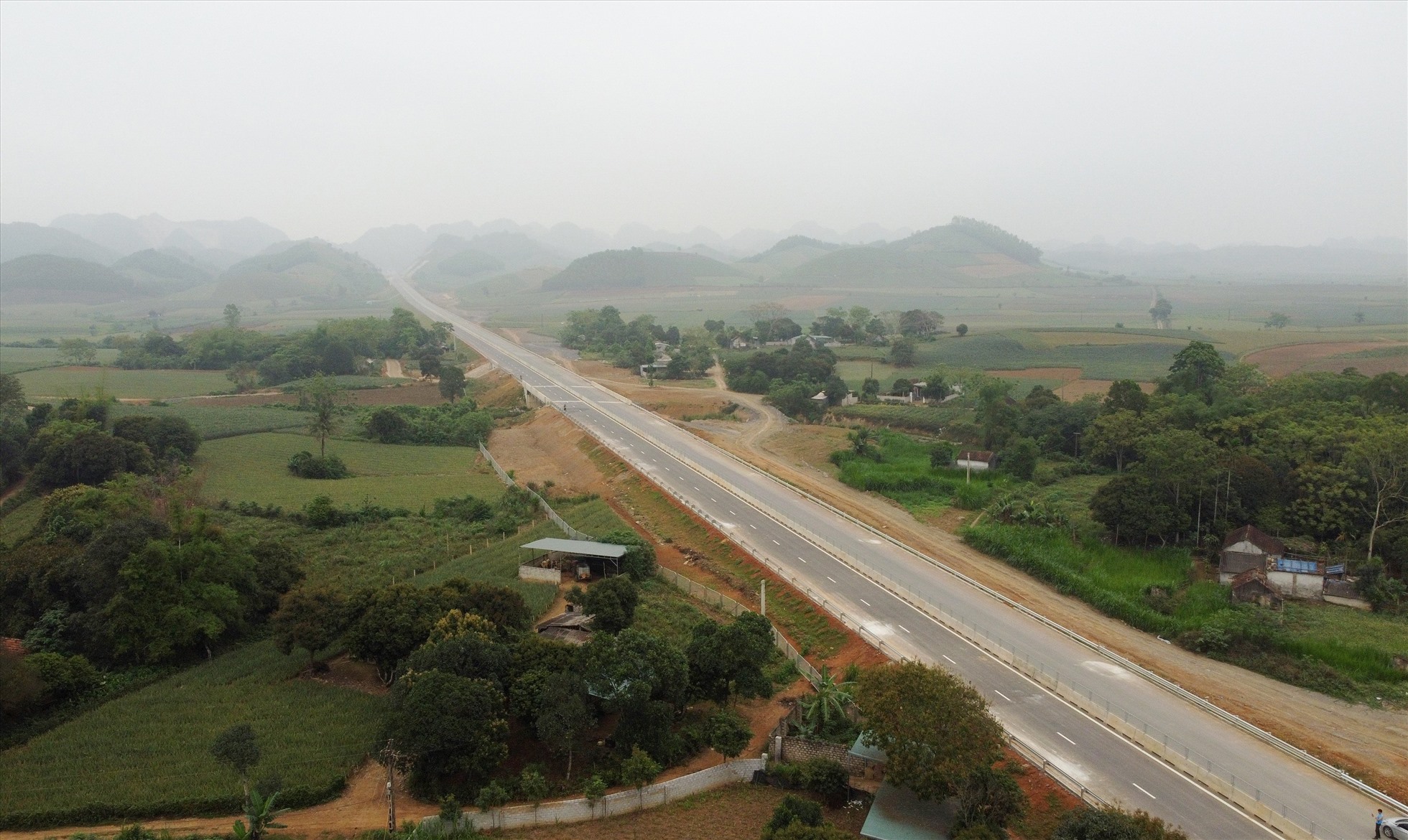 Đối với các phương tiện còn lại (xe con, xe tải dưới 10 tấn), sẽ được chạy đến tận nút giao Đông Xuân (đi TP.Thanh Hóa) và về các tỉnh phía Nam.