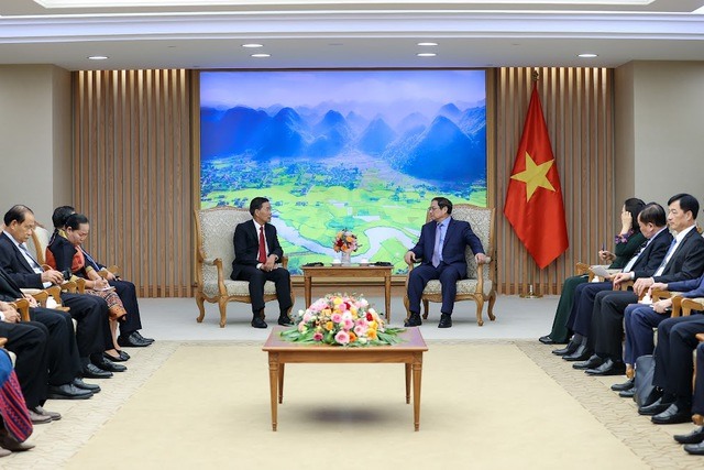 Chủ tịch Ủy ban Trung ương Mặt trận Lào xây dựng đất nước thông báo với Thủ tướng Chính phủ về các hoạt động và kết quả chuyến thăm Việt Nam lần này. Ảnh: VGP