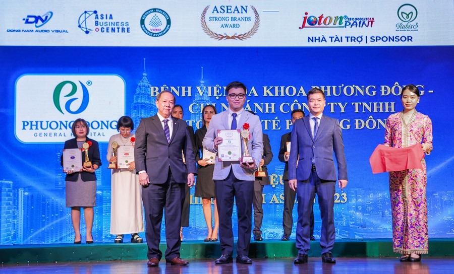 Ông Nguyễn Công Minh – Tổng Giám đốc Công ty TNHH Tổ hợp Y tế Phương Đông nhận giải thưởng Top 10 Thương hiệu Mạnh ASEAN 2023. (Nguồn ảnh: BVĐK Phương Đông)