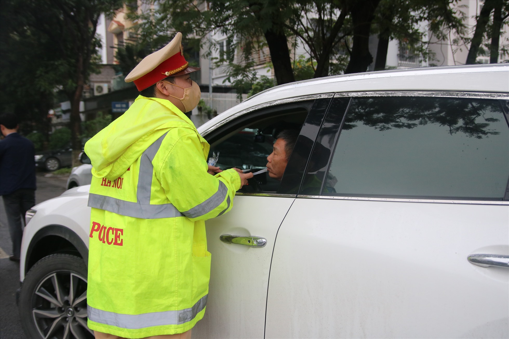 Cảnh sát giao thông Hà Nội kiểm tra nồng độ cồn.  Ảnh: T.Vương